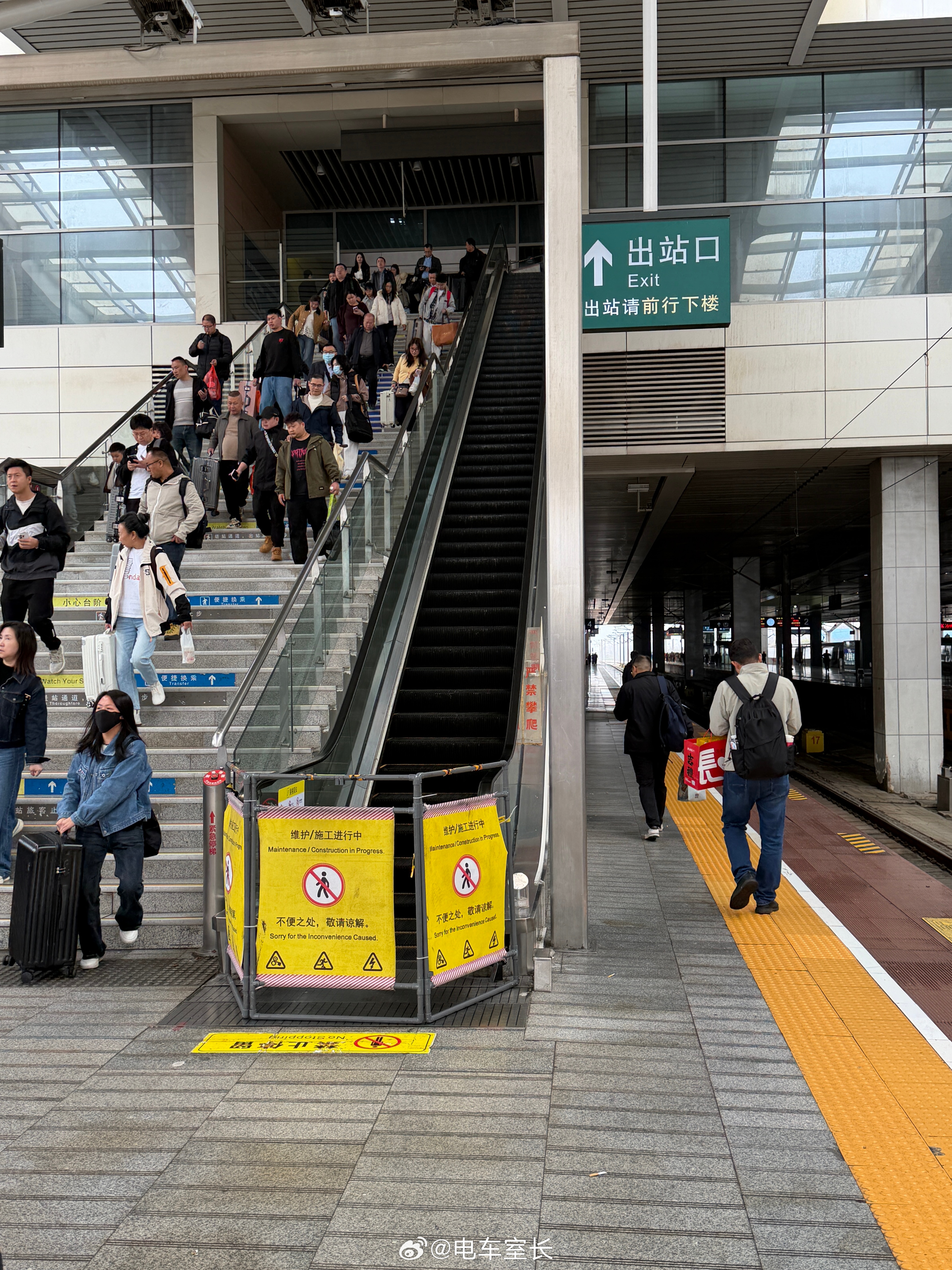 长沙南站这个站台扶梯也不知道坏多久了，不见人维护，而且只有扶梯没有直梯，对老人小