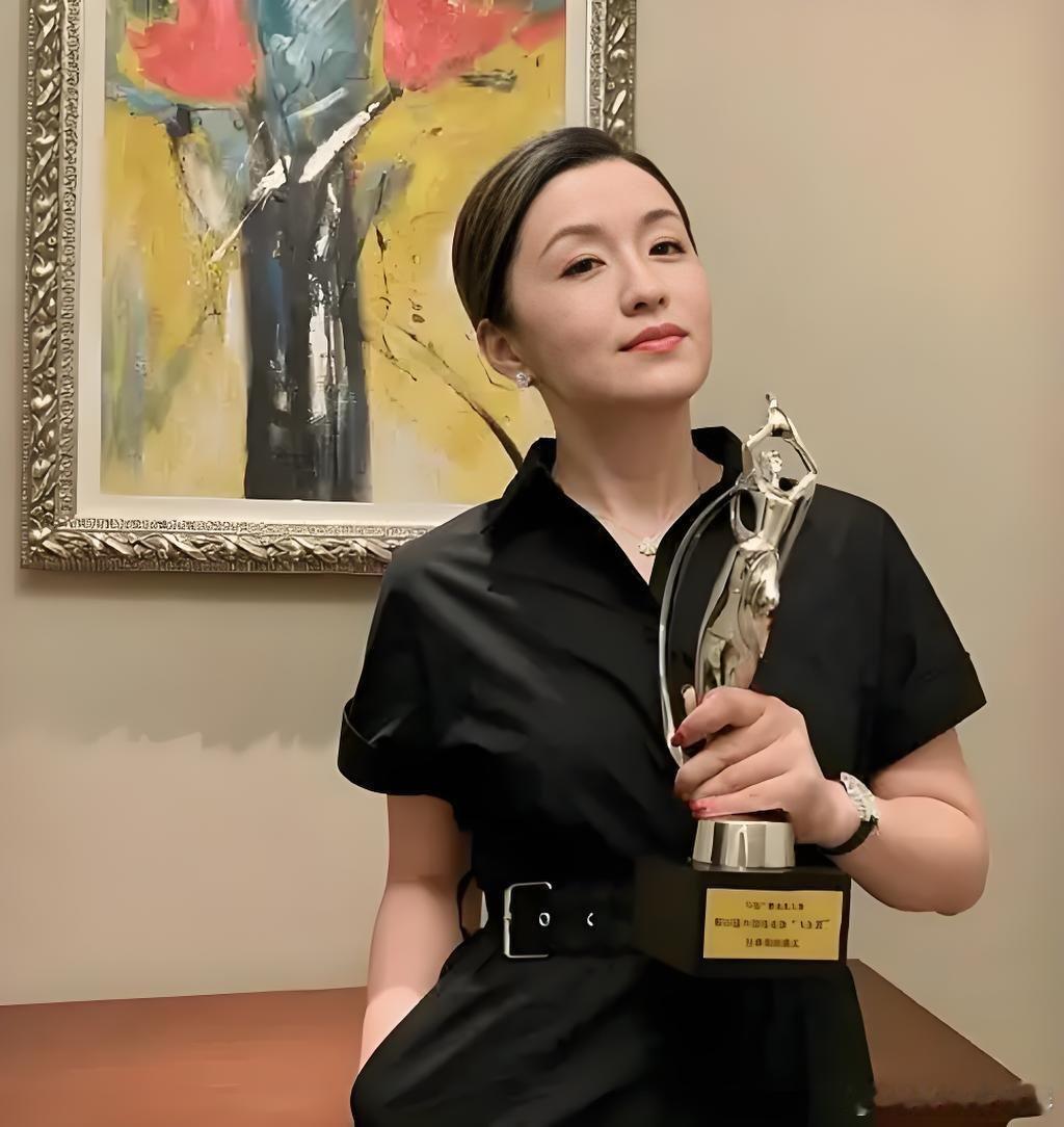 秦雯白玉兰获奖感言秦雯白玉兰最佳编剧获奖感言凭借王家卫作品《繁花》拿下本届白玉兰