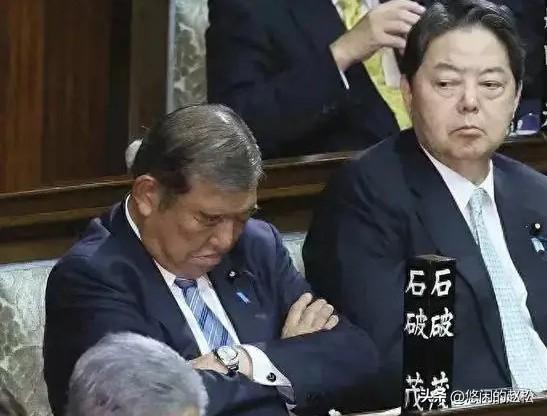 特朗普无视石破茂辞职！
看起来特朗普并不关心盟友日本的政局，在被记者问及石破茂辞