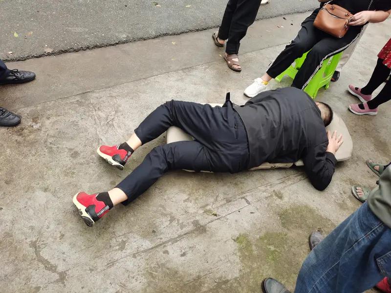 10月10日上午，广西南宁江南区富乐小学出大事了！网传视频里，一名老师在操场接连