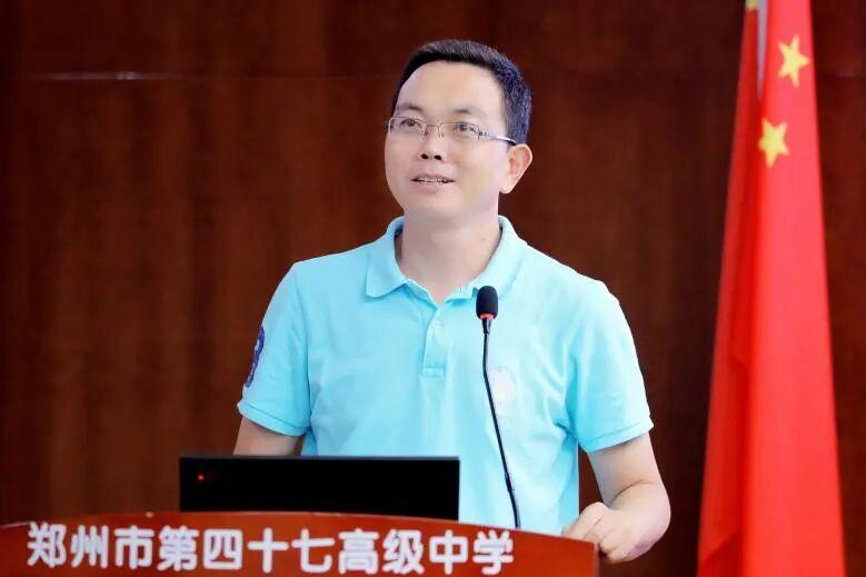 郑州第47中学副校长马华林去世，年仅52岁。
风趣幽默且为人和善，最爱拿经典名句