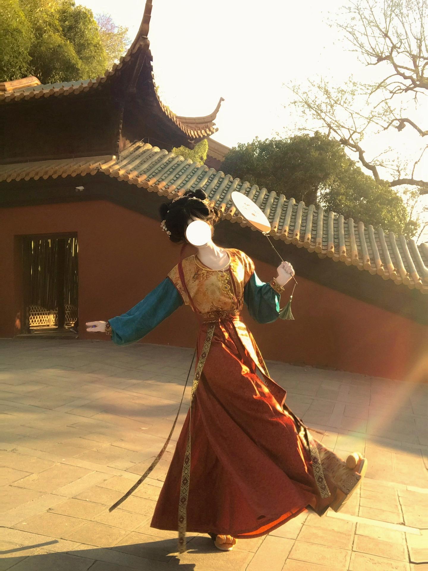 “多喜乐，长安宁，今天是唐朝小仕女”