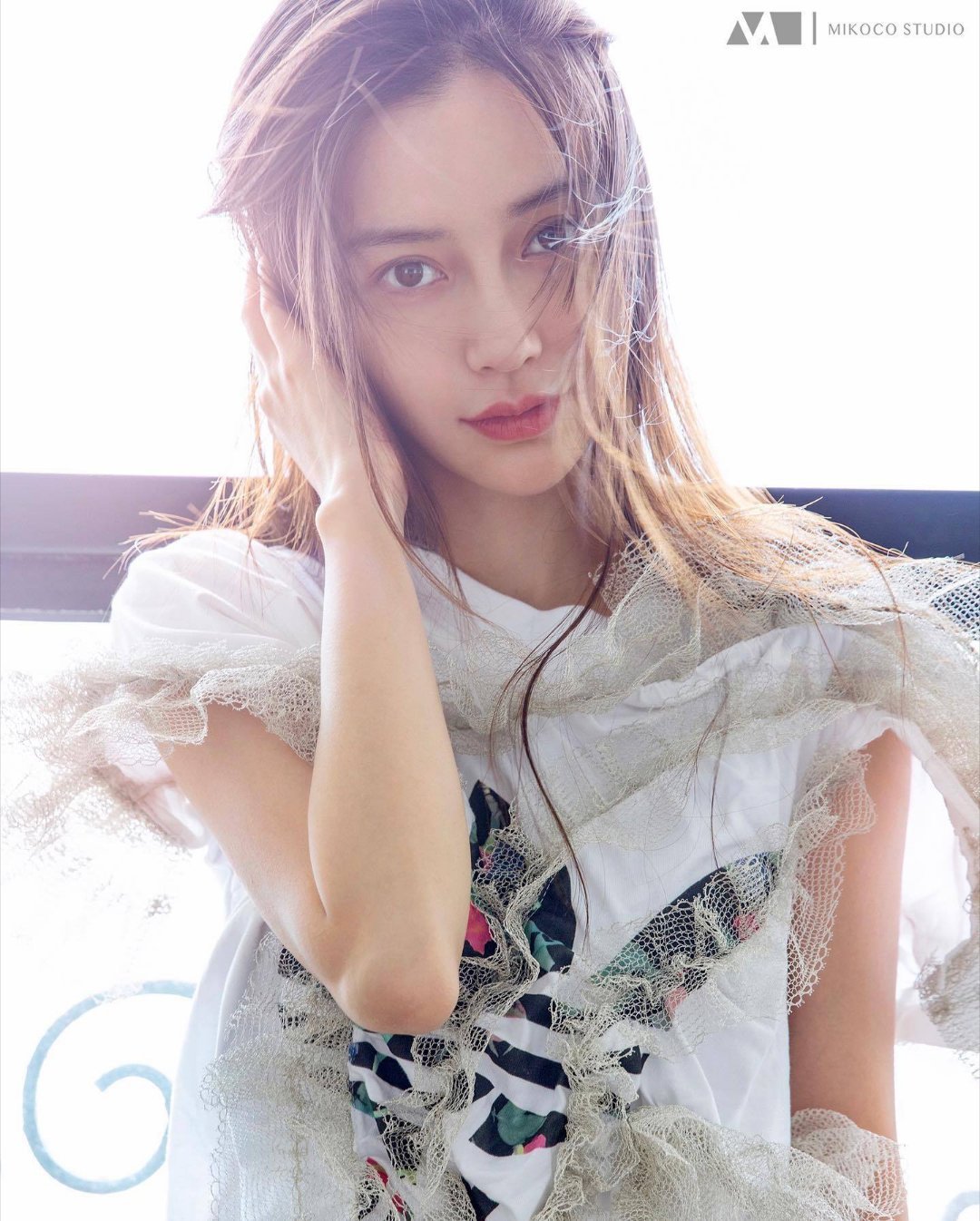 angelababy  yy 杨颖 去见你的路上，阳光温热，云朵可爱，想必晚风吹
