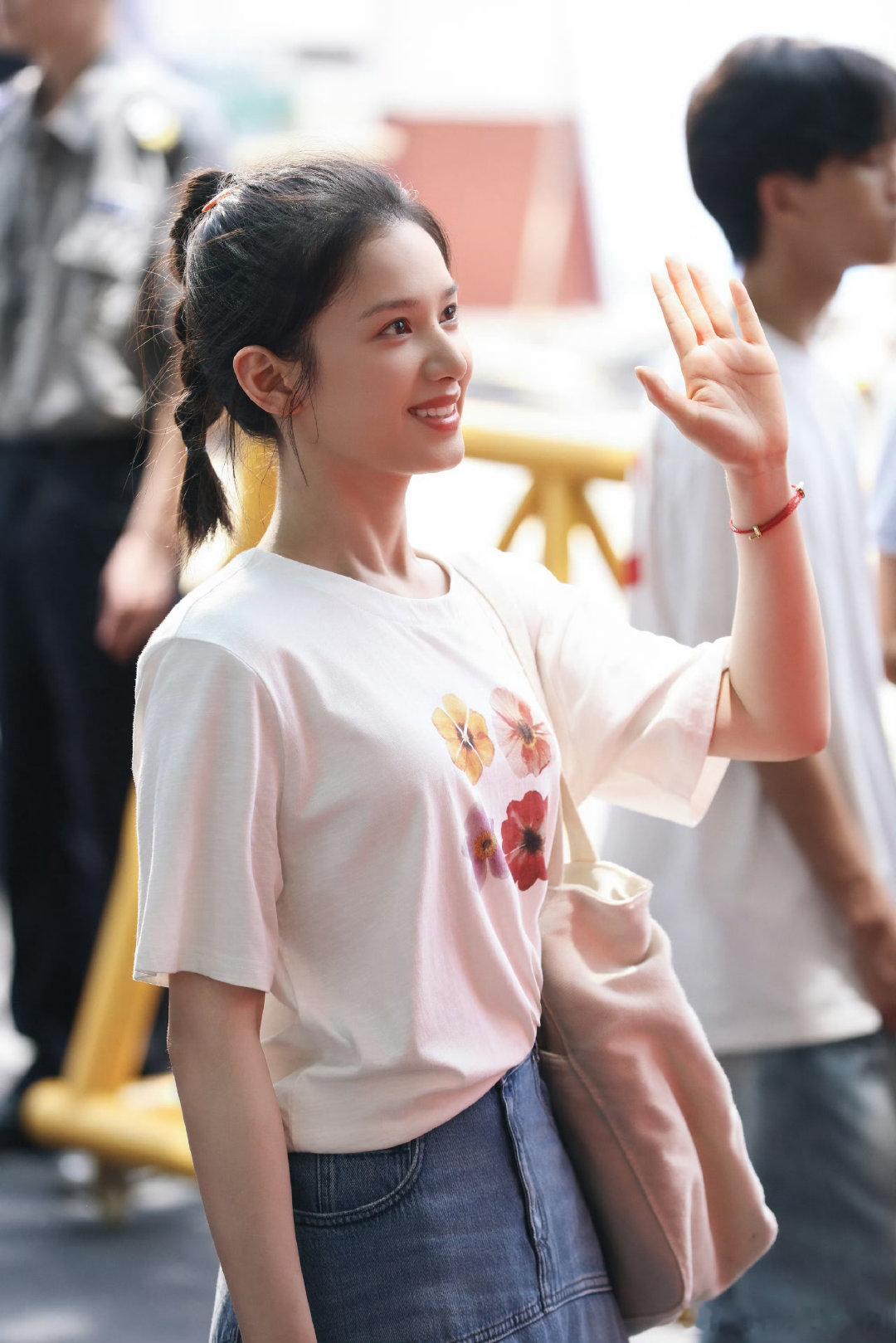 张婧仪祝苗靖毕业快乐野狗骨头 张婧仪晒图为苗靖送上毕业祝福，镜头里的盘子上悄悄露