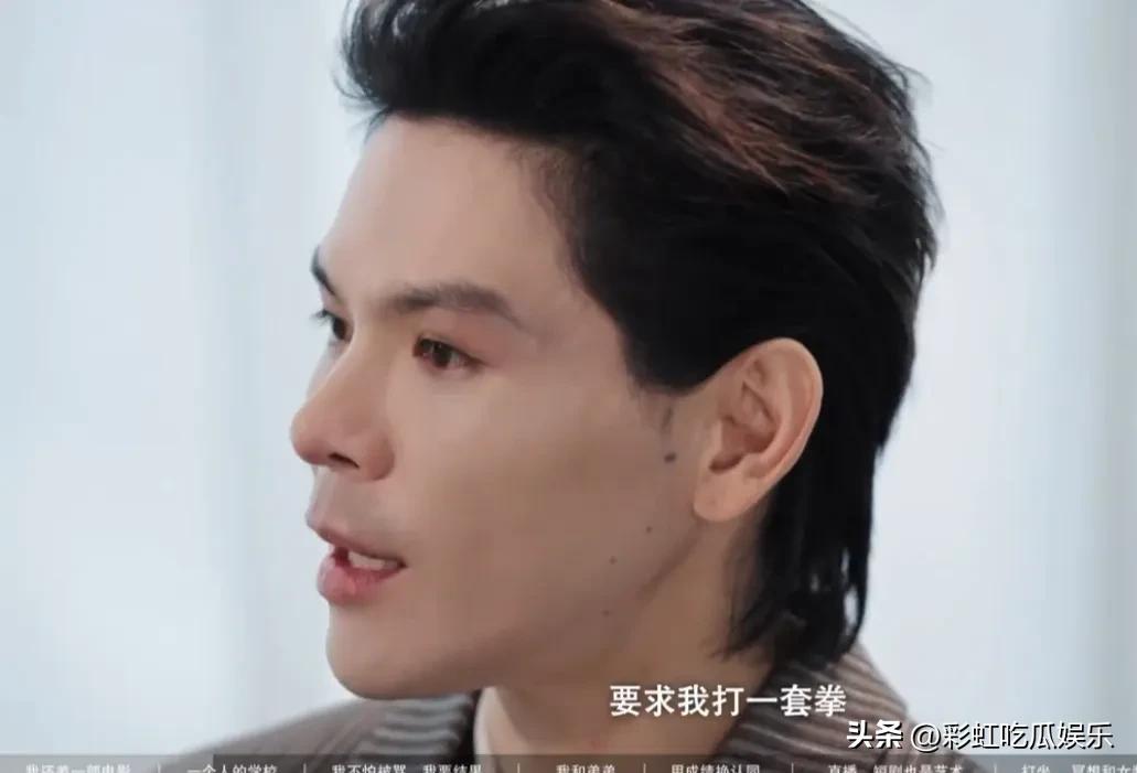 向佐回应之前踢主持人的事，是导演在耳机里叫他踢一个，他心里有数不会弄伤别人，没想