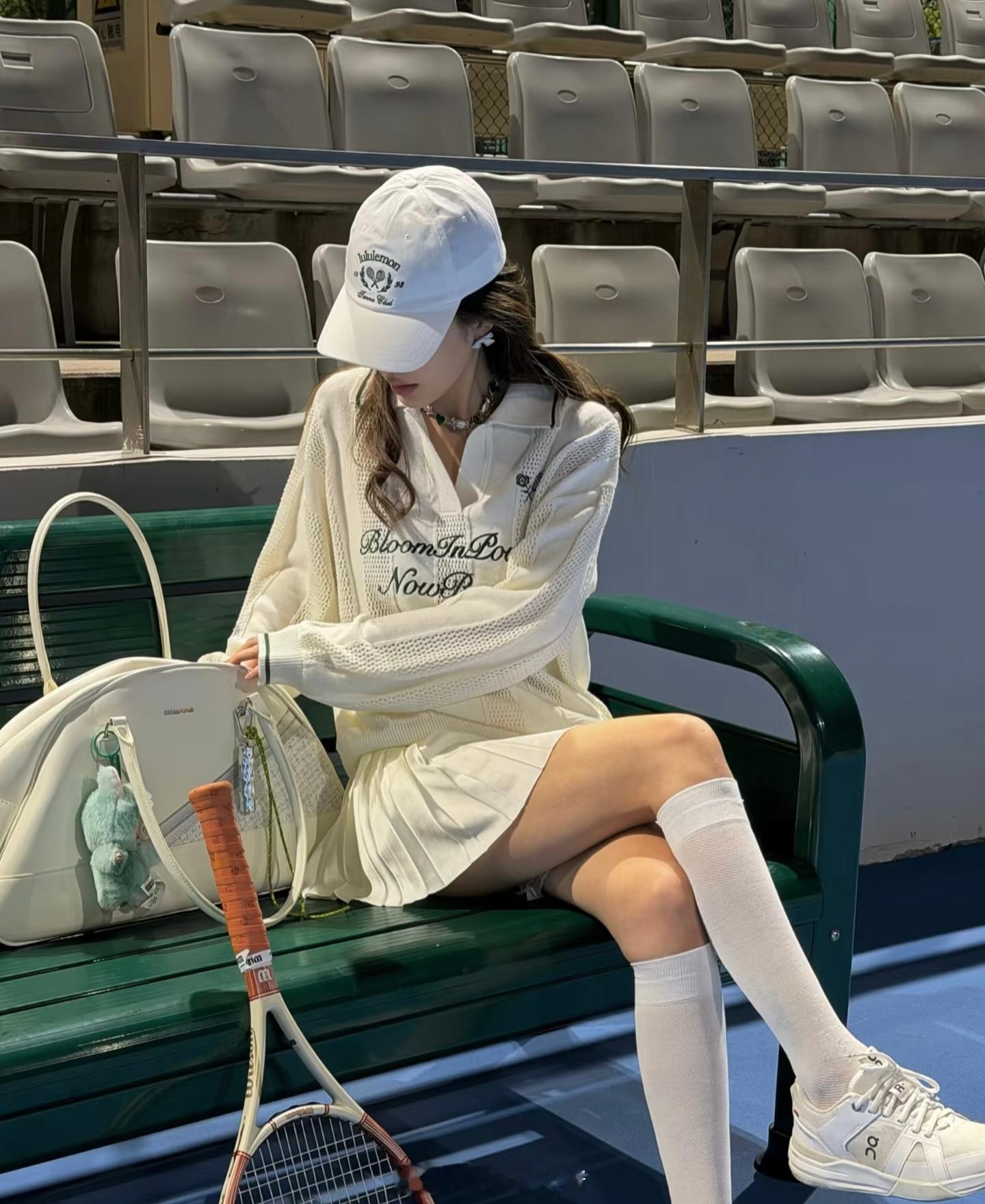 运动就是坚持网球网球穿搭 运动也要美美哒，分享一组网球穿搭羊毛罩衫➕缎面裙，毫不