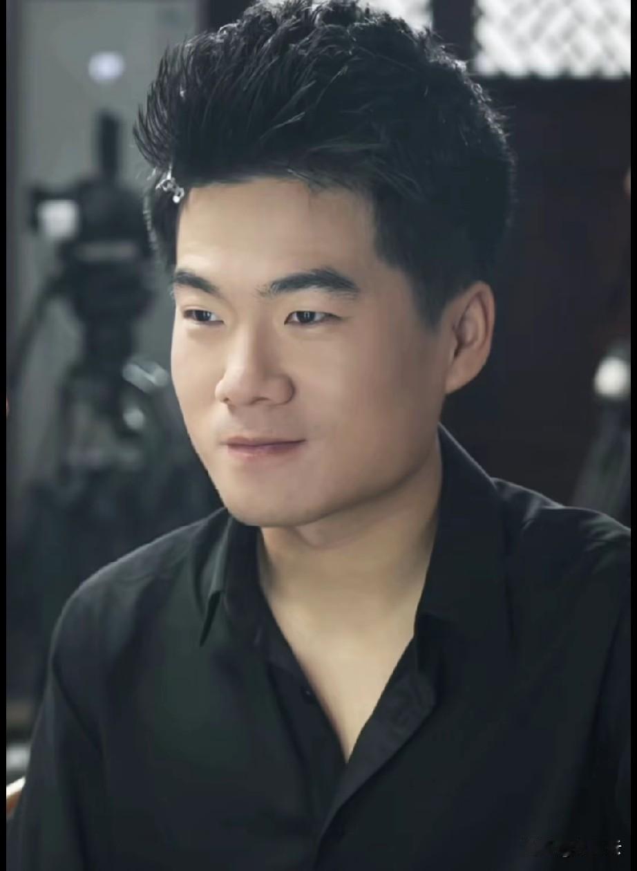 其实董宇辉的长相也是他的优势，你可以说他不帅，但你却能记住他的脸，方方正正，笑眼