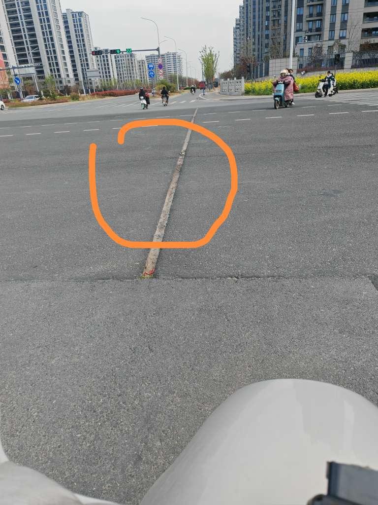 市民反映：清源珠江路口（响水中学学校路段）红绿灯处地面一条沟里，裸露一节电缆线，