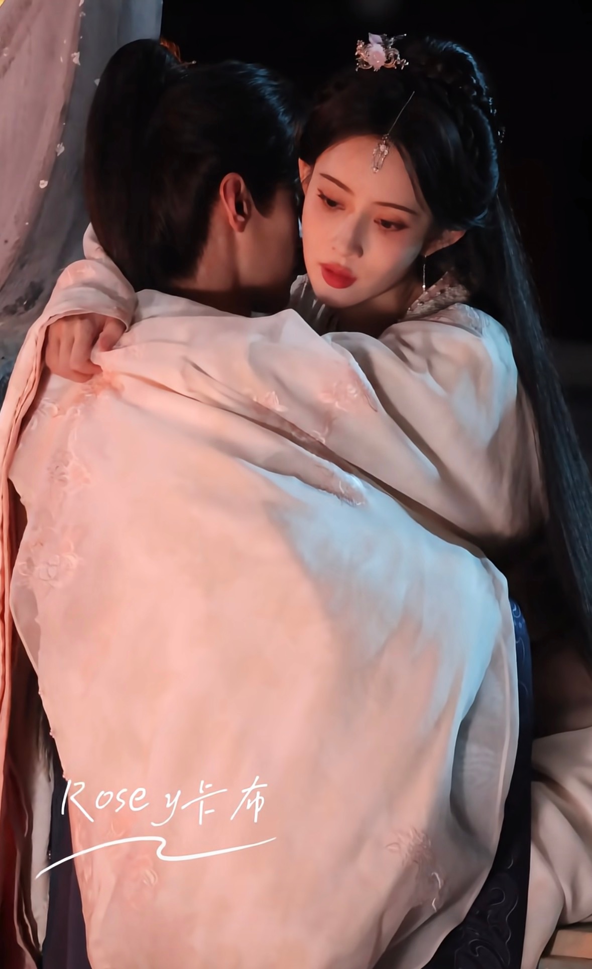 何与孟子义屋顶吻戏亲了一晚上百花杀 采访里何与说出来的时候，孟子义那个反应太好嗑