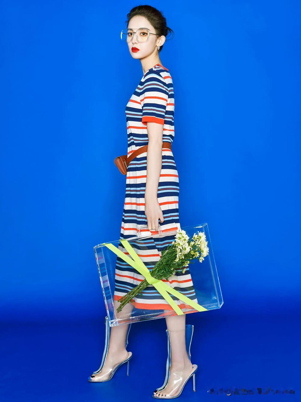 古力娜扎透明高跟鞋，估计一般人不会这么搭配