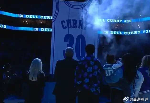 恭喜！黄蜂退役戴尔-库里30号球衣 库里全家到场见证父亲荣耀北京时间3月20日，