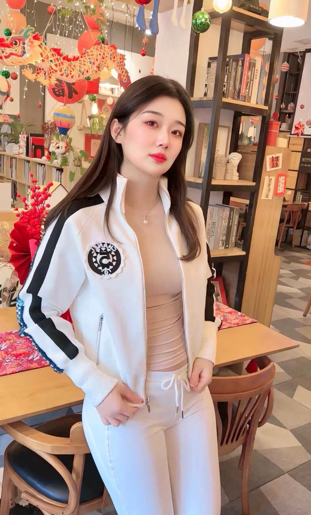 这身休闲装怎么样？我觉得很好看！