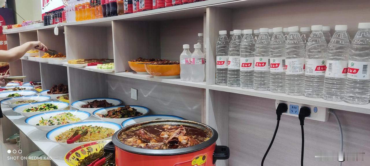 又来光顾这家自助~一位35
各种冷饮，热茶，啤酒。
水果全，蔬菜新鲜，可以涮锅，