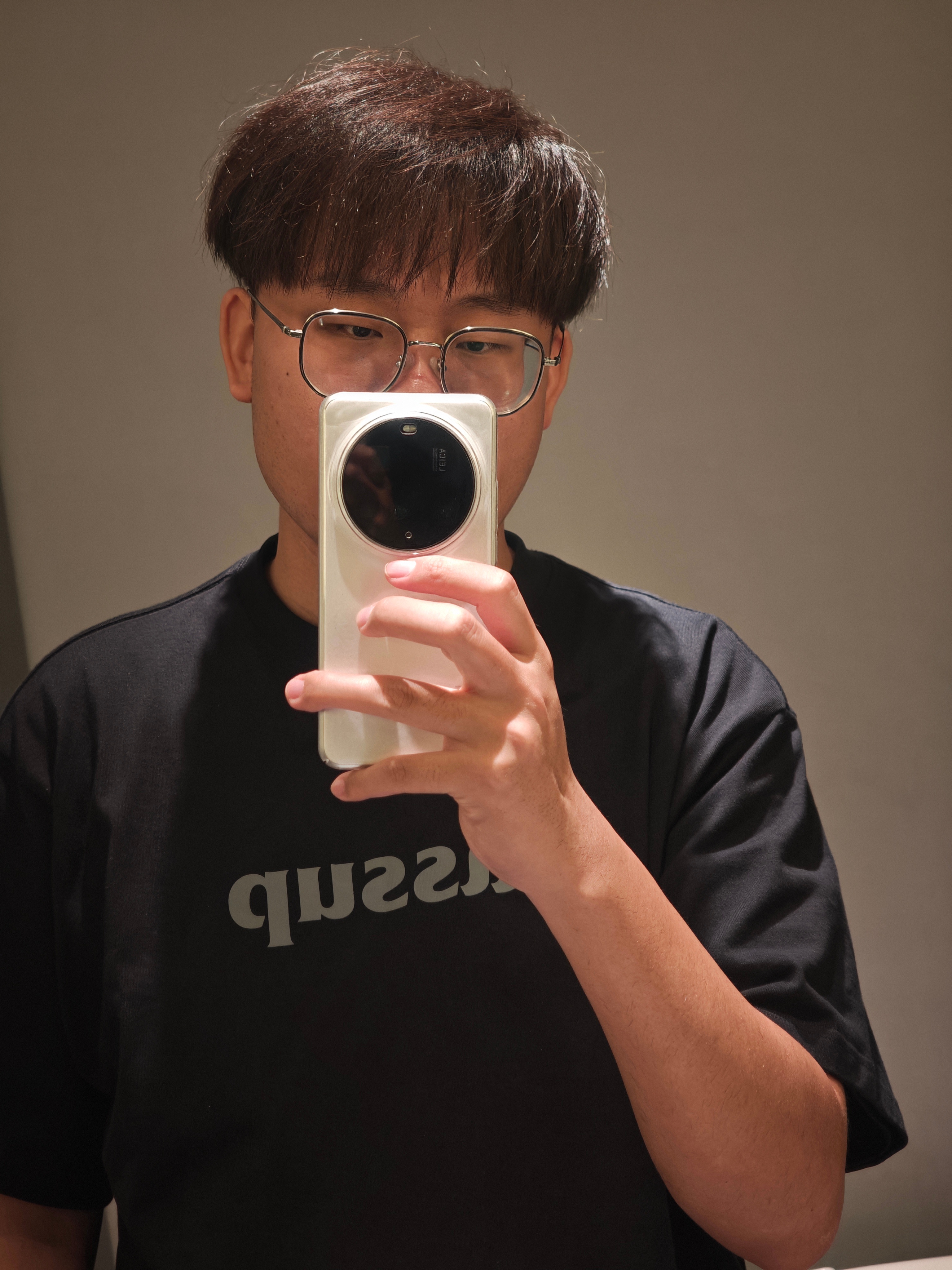 欧哥决定了！明天去把我这副眼镜换掉！这眼镜也带了一坤年了，由于这是当时摘掉眼镜看