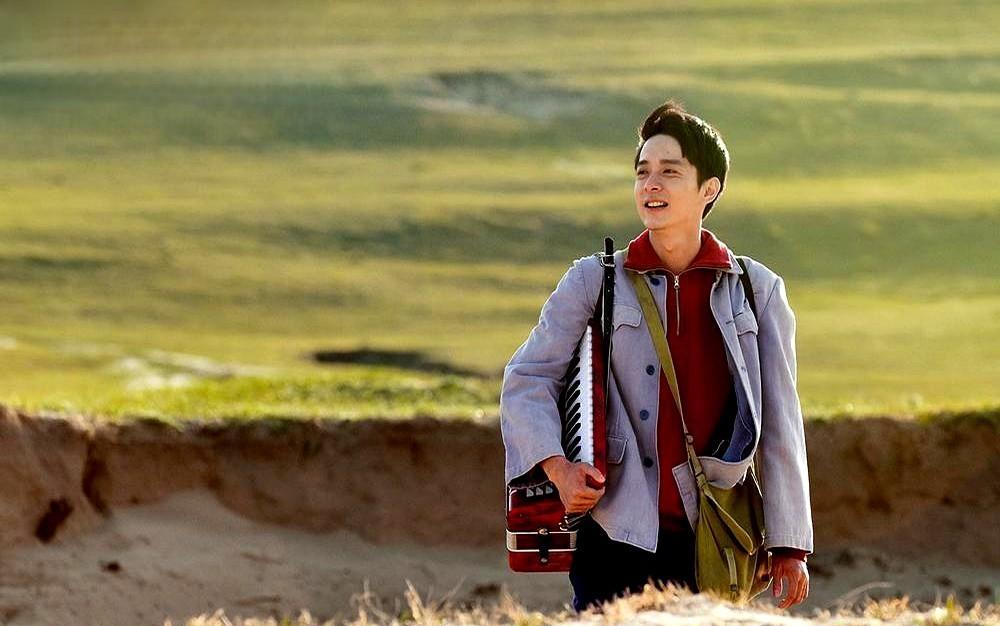 刘智扬不演帅，演的是人。
脸晒脱皮，扛树苗不吭声，一个人在荒漠里自言自语——没人