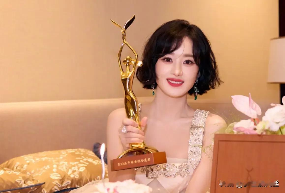 赵丽颖以满腔热爱勇攀演艺高峰，荣获金鹰奖最佳女主角！这份荣誉见证了她的努力与才华