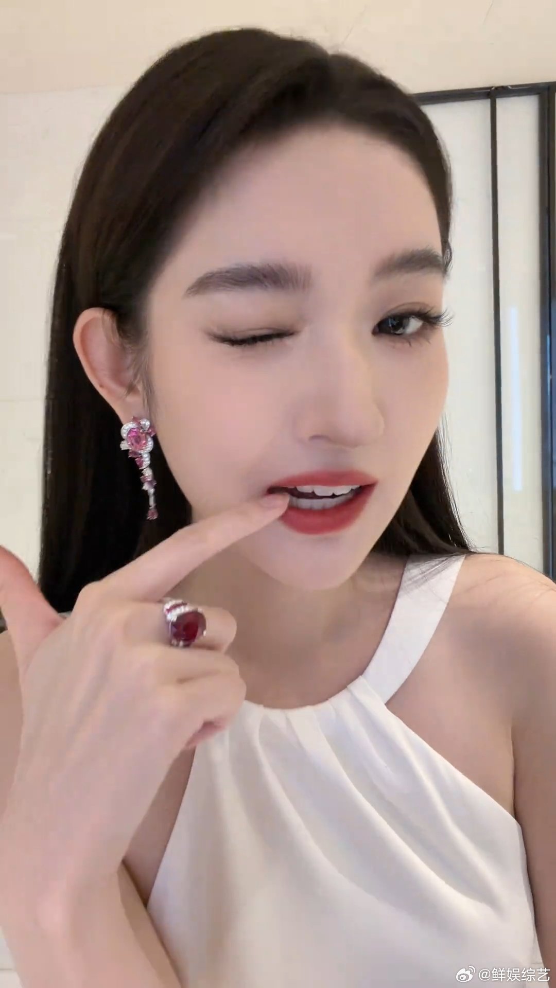 王玉雯动作指导李川老师 笑不活了家人们！女艺人活动前的最后检查，突然画风突变咬手