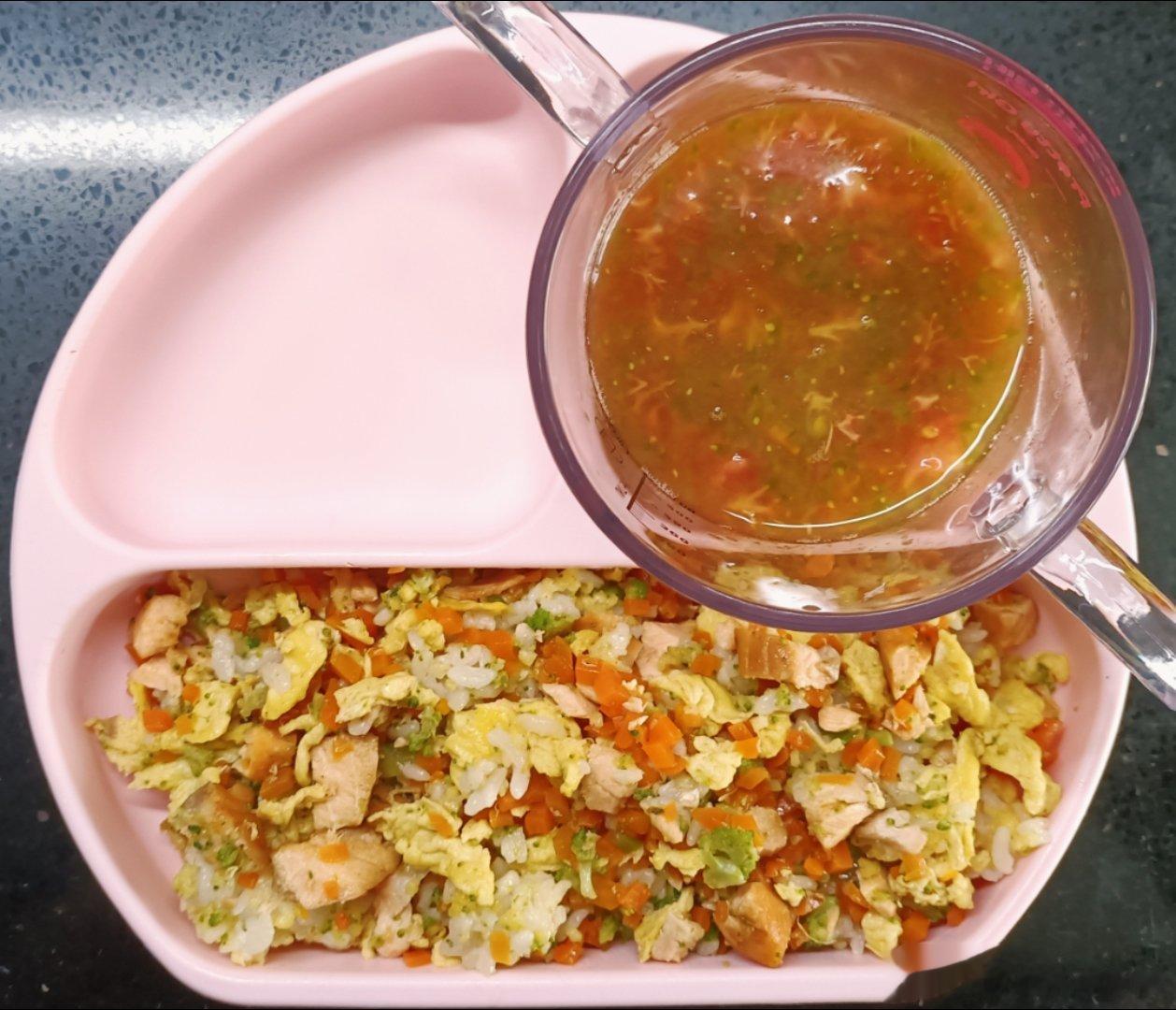 #糖糖的饭饭##科学育儿营养护航# 昨天午餐：胡萝卜西蓝花三文鱼蛋炒饭，番茄果肉