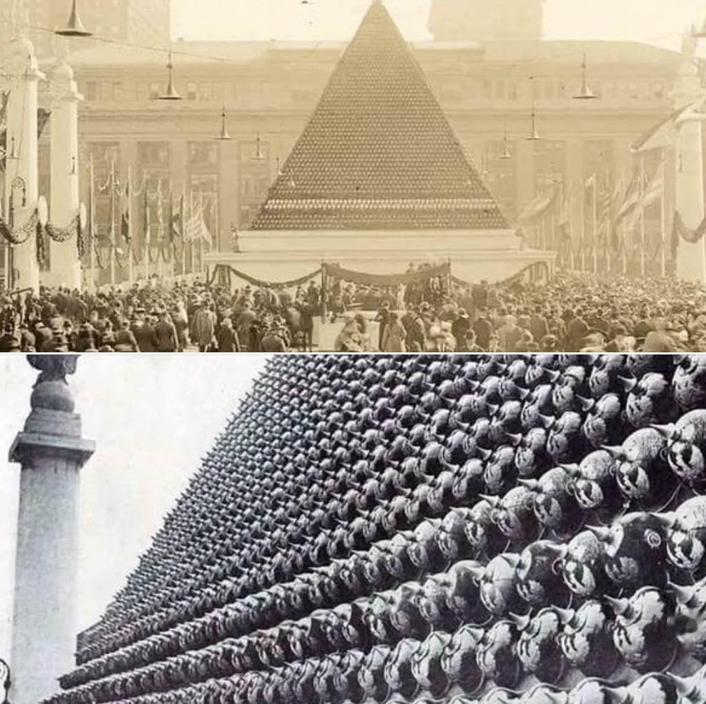 1919年，在纽约中央车站外，一座由数千顶缴获的德国一战时期尖顶头盔（Picke