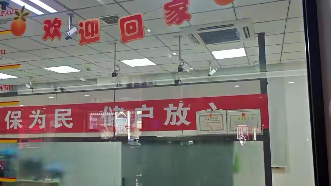 1800万存款消失 银行内控怎成纸篱笆 2025年10月到11月，两位储户共18