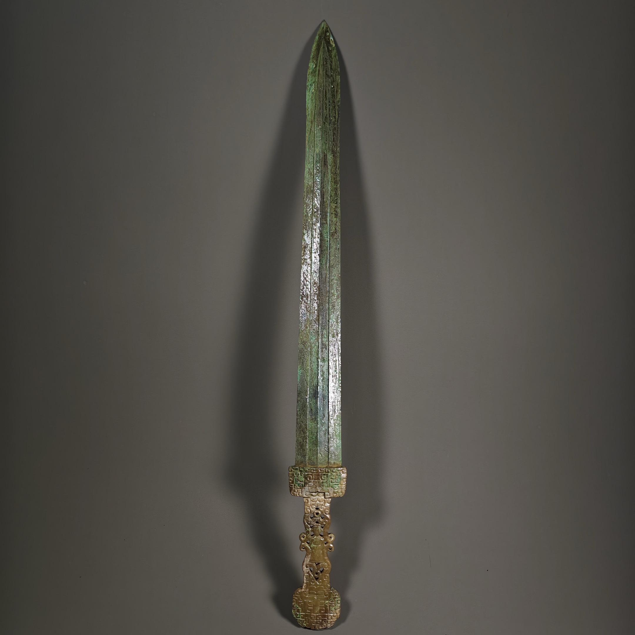 青铜玉柄剑。
