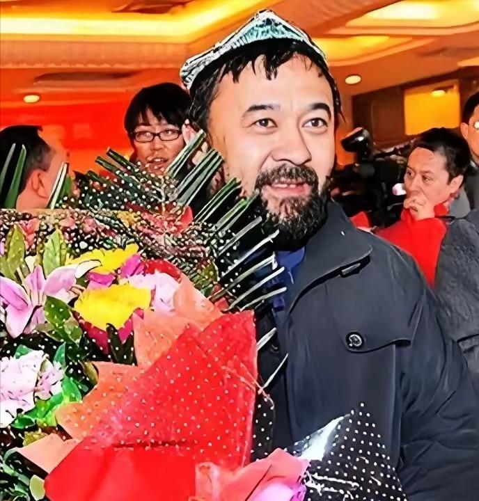 他退伍后，在贵州卖羊肉串8年，每串利润不到3毛钱，攒下的10万元积蓄分文未留，全