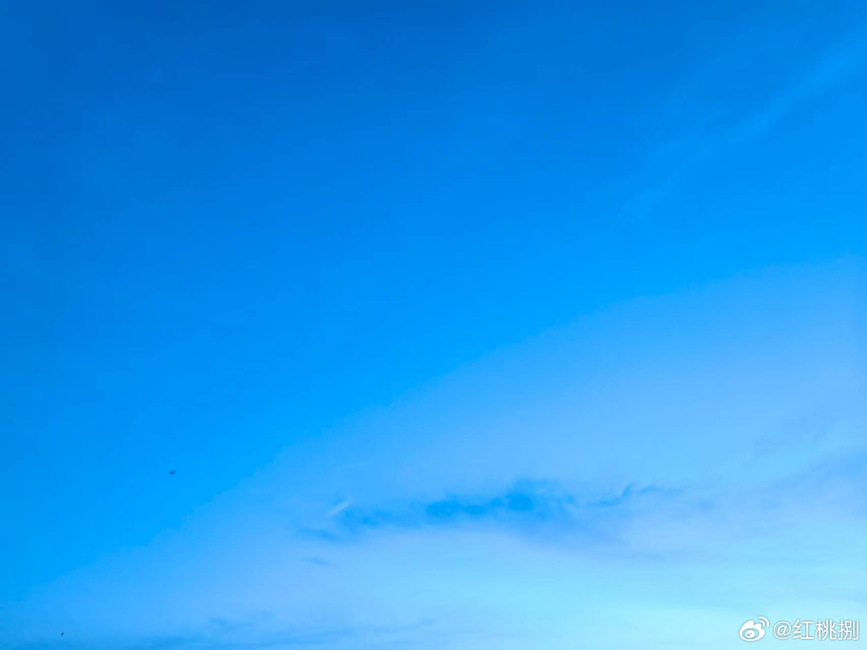 蓝蓝的天空，青青青的湖水阳光信用[超话] ​​​