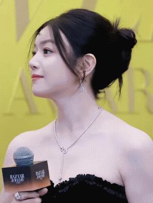 女人离婚后，就完了吗？
赵丽颖在片场咬着包子翻剧本，新剧收视破了3。陈妍希这周被