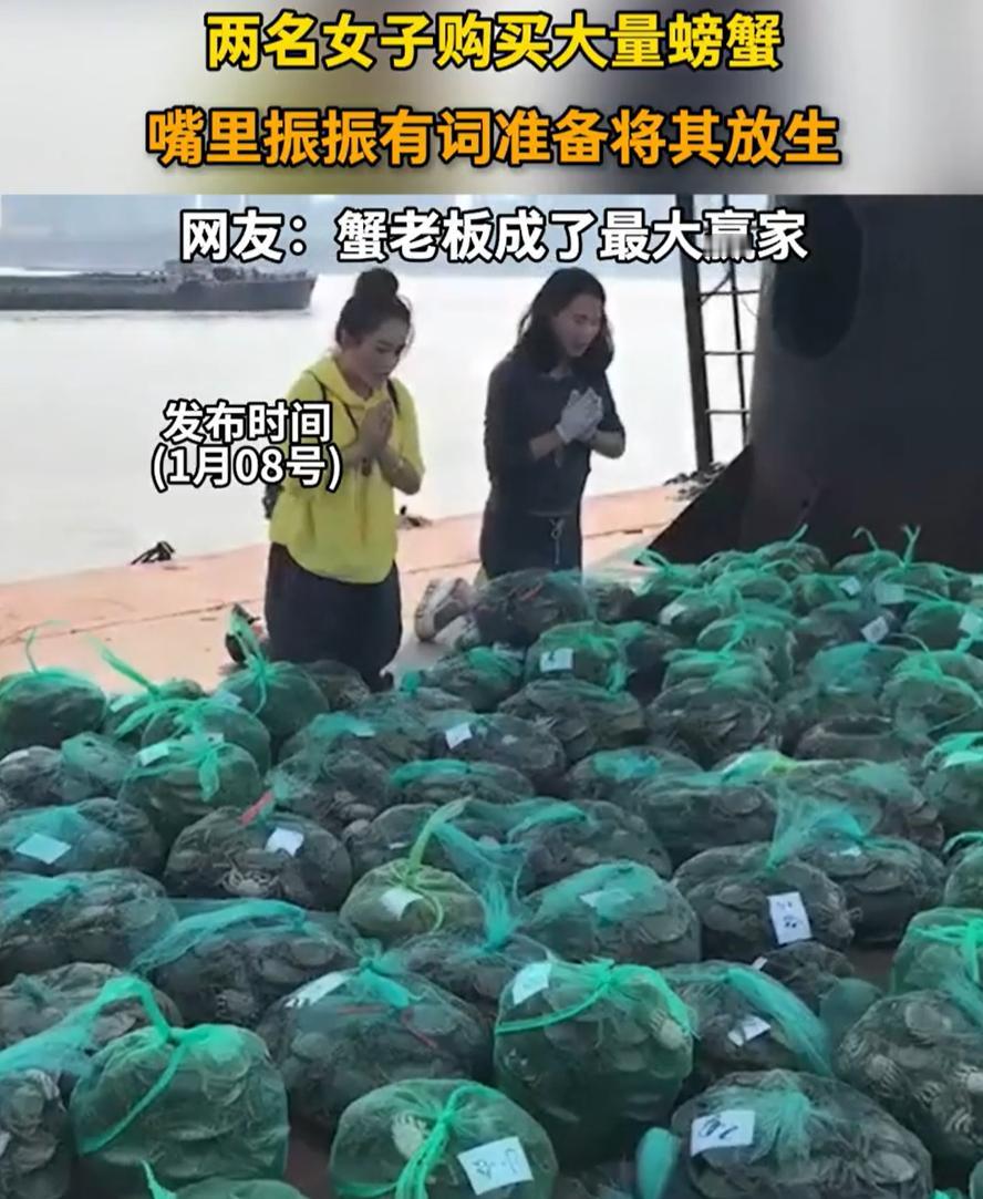 太夸张了！一男子到河边遛弯，突然看到两名女子在岸边搬运螃蟹，开始他还纳闷对方怎么