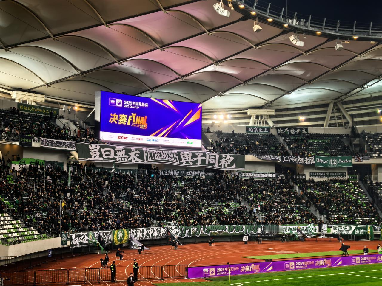 12月6日的足协杯决赛，北京国安和河南队这场“京豫决战”，裁判的判罚成了焦点，感