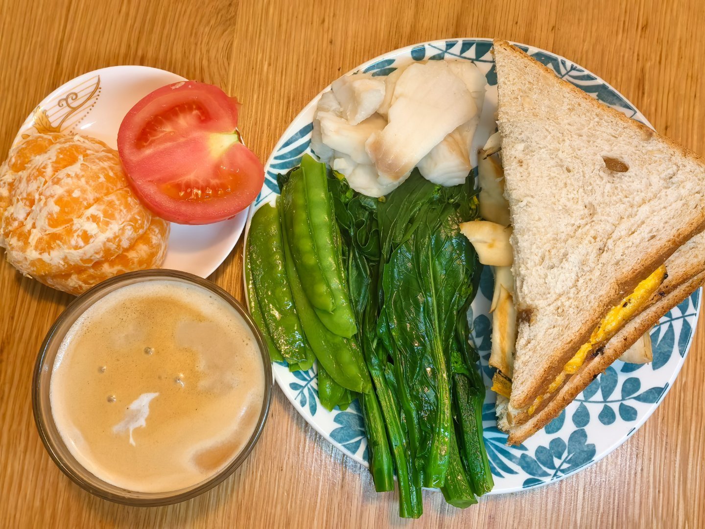 早餐 早上好！今天在家吃，能更合心意，也吃一个“春天的味道”。🥪全麦果仁面包片