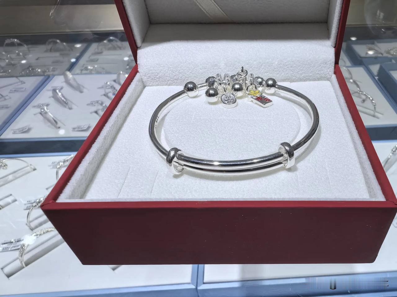 今天游丽江古城，在百岁坊银器四方街店买了一只银手镯送给了我的美女助理，感谢她一路