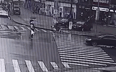 他们谁在闯红灯？我觉得应该是黑车，因为那个白色的车打了左转灯且已驶过停止线。
这