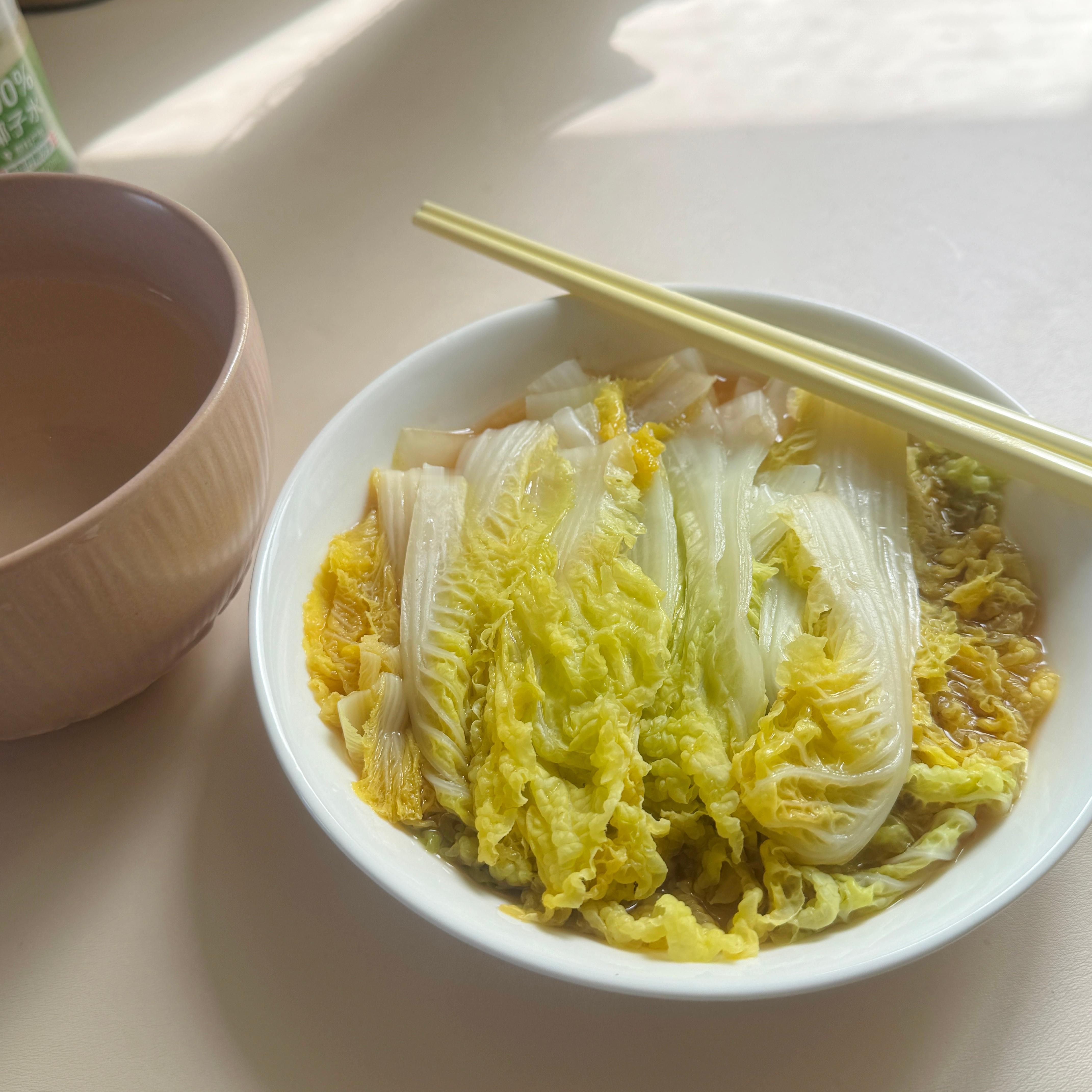 今日份早午饭 很美味的蒸白菜（做法和包菜一样）和蜂蜜水 ​​​