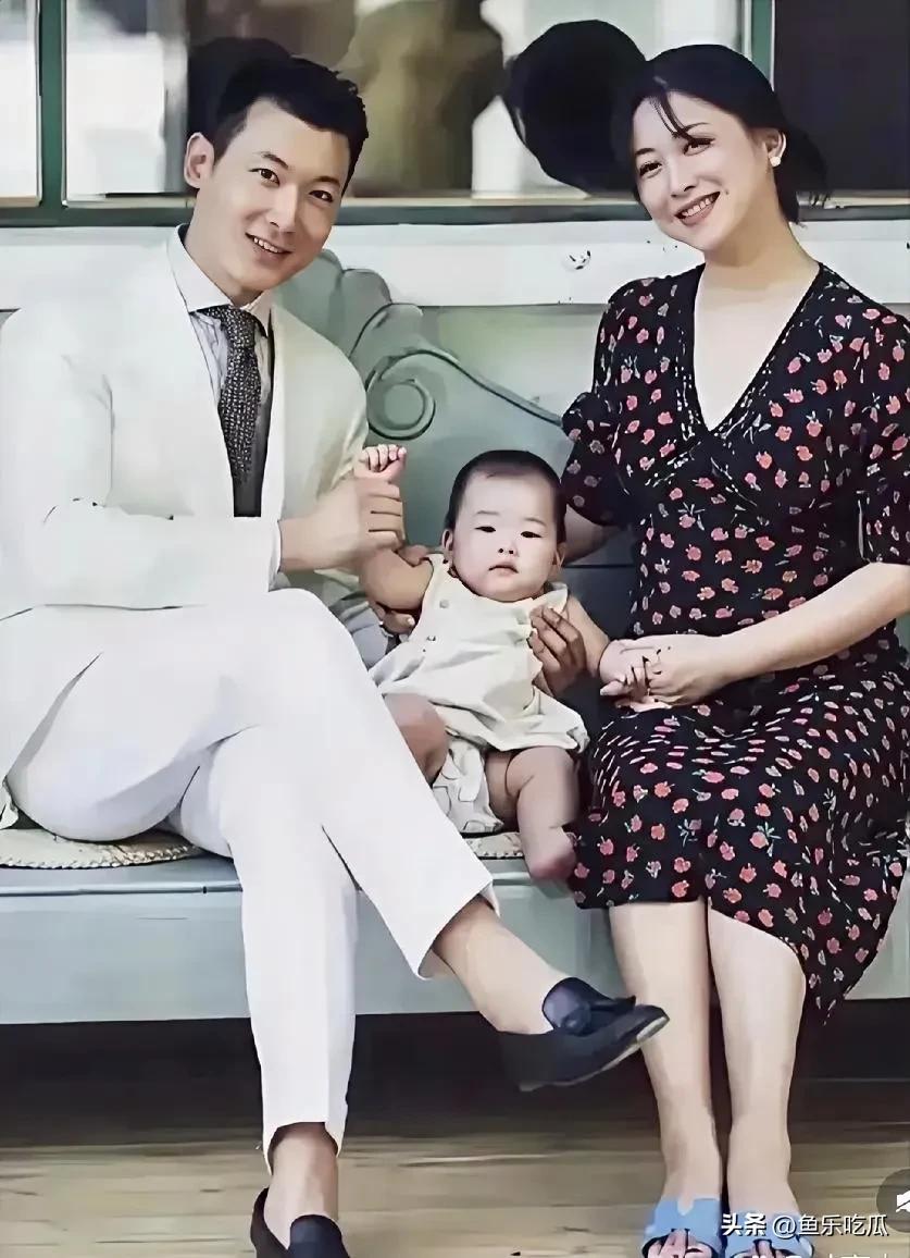 多年前朱珠刚生完女儿时的样子。她与老公抱着女儿，两人笑得如花似玉，老公英俊帅气又