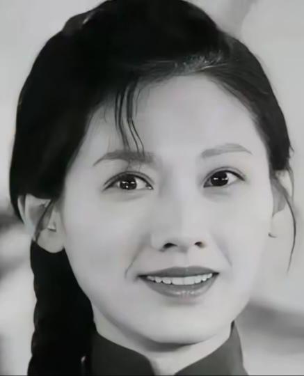 1978年，李亚茹抢到回城指标，抛下男人和闺女进城。临走前夜，她搂着男人哭别，第