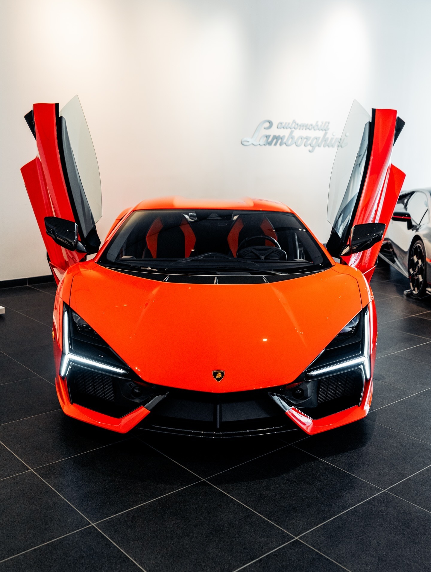 13种驾驶模式，一种邂逅超跑世界的唯一方式。Lamborghini Revuel