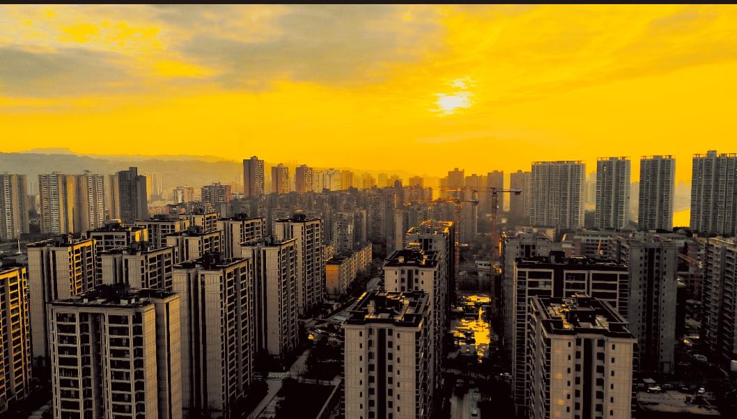 龙洲湾夕照
 
暮色漫过龙洲湾的天际，夕阳把整片天空熔成了滚烫的金。暖黄的光焰漫