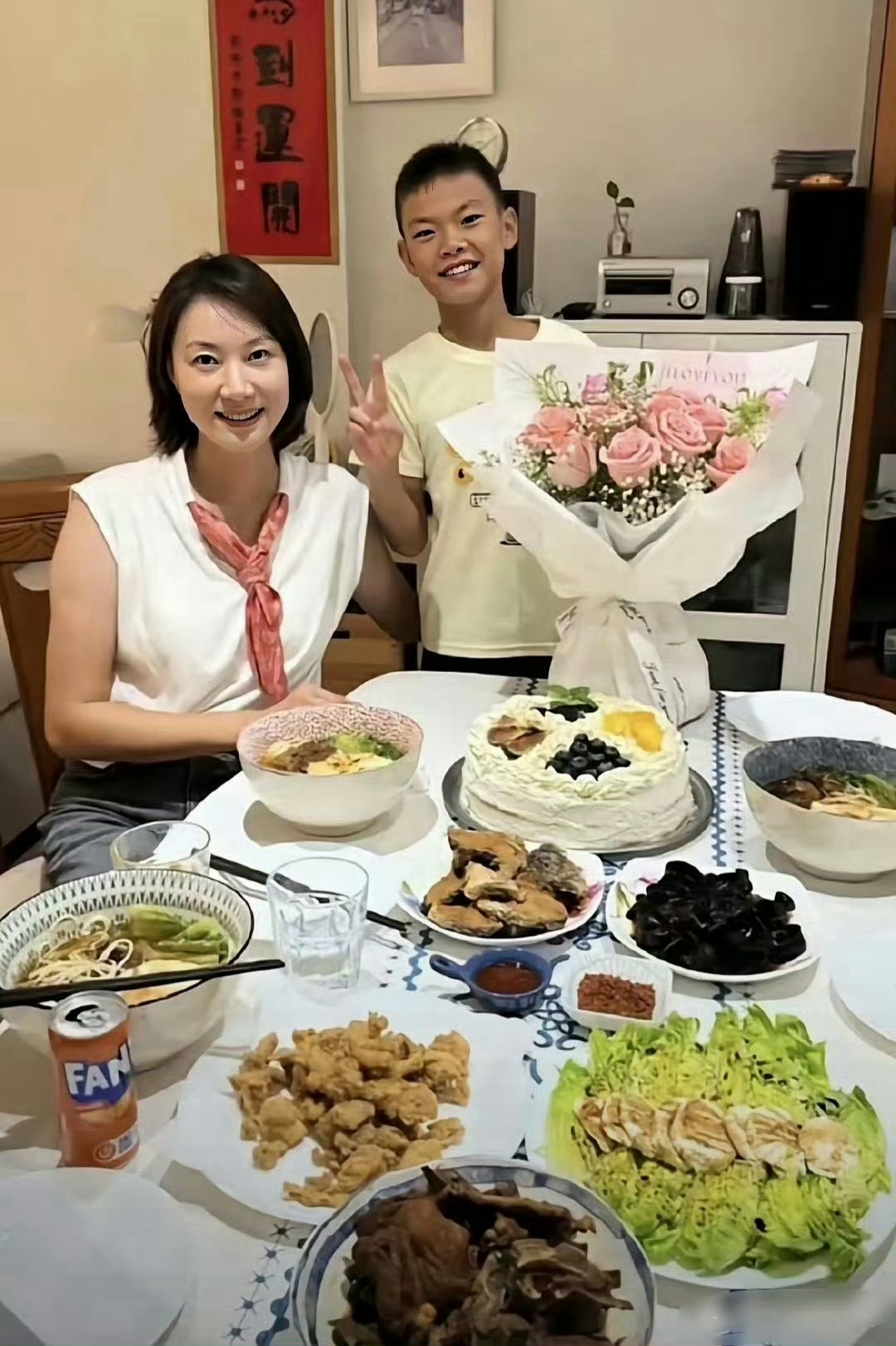 谢杏芳在西班牙别墅过45岁生日，儿子跟林丹长得一模一样 ​​​