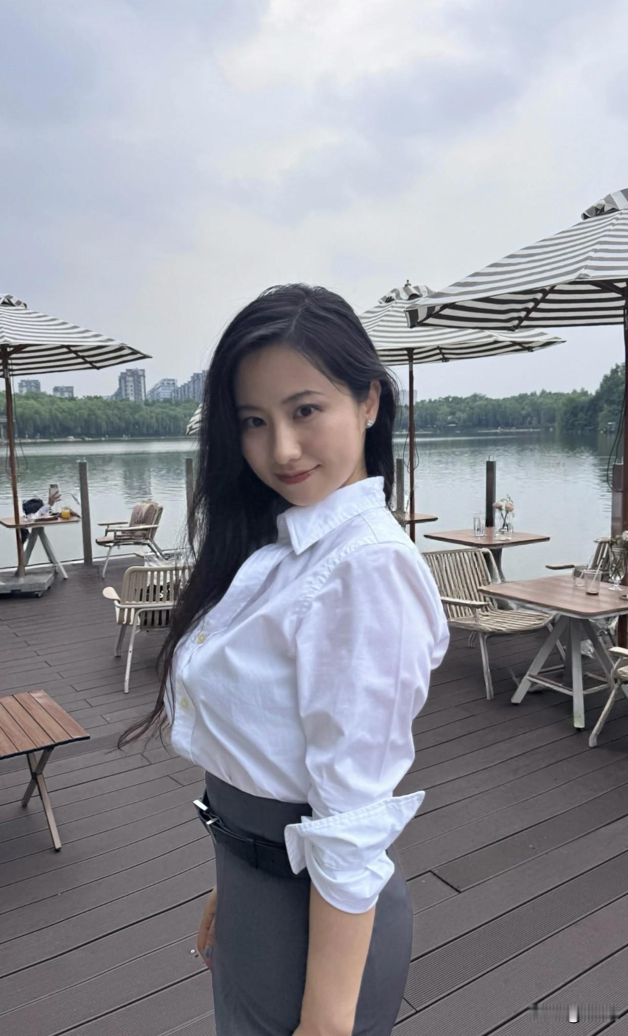 然而，经历过自我怀疑、挣扎和破碎重组的女人，值得骄傲。她们尝过生活的酸甜苦辣，长