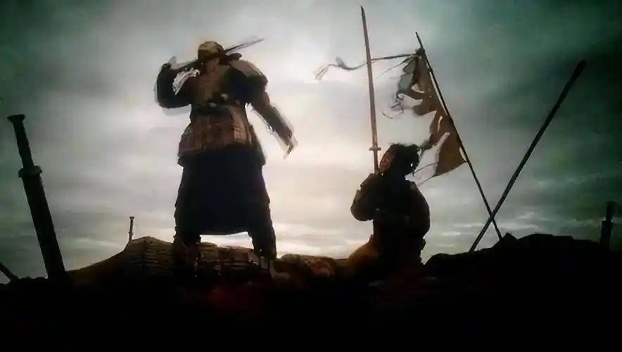 项羽兵败垓下，被刘邦围困，虞姬为了不拖累他，拔剑自刎。临死前，虞姬对项羽道：“大