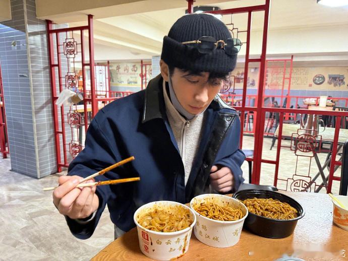 朱一龙先吃粉还是先吃面呢朱一龙回湖北了朱一龙回湖北秒变选择困难症！发博纠结先吃粉