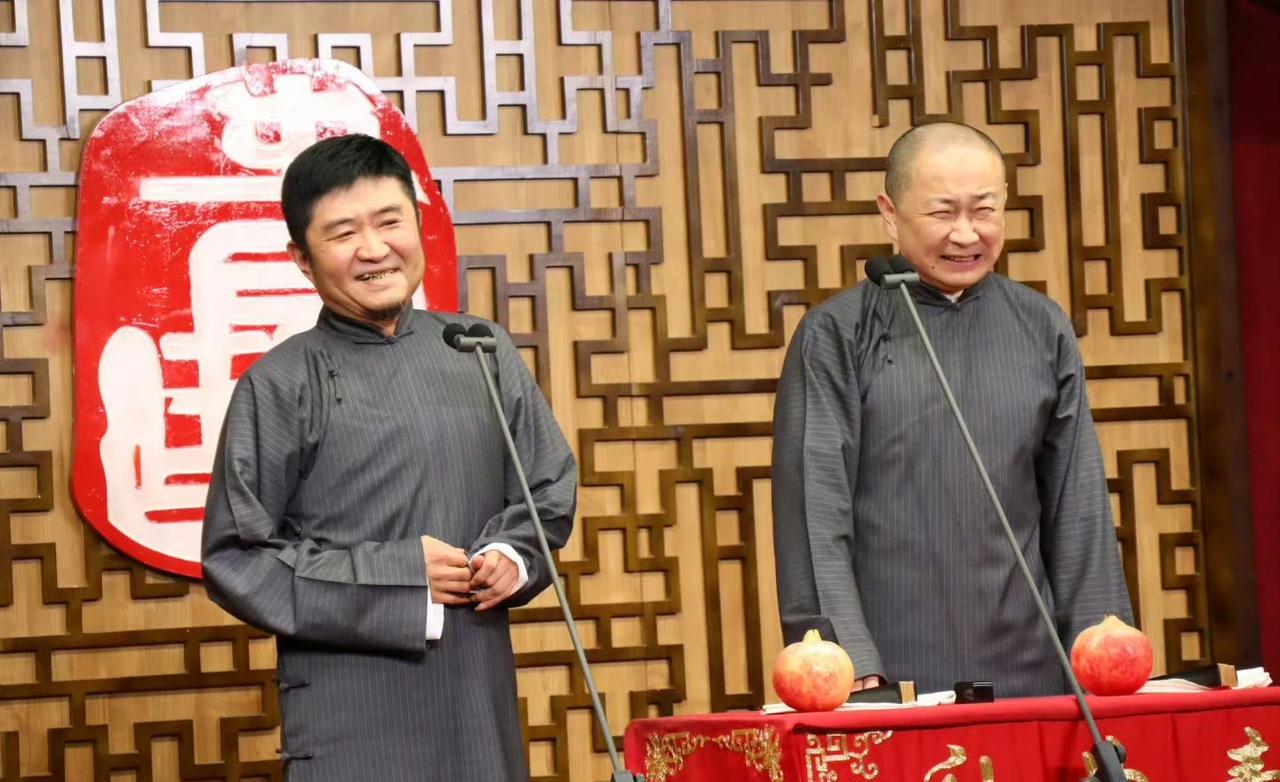 【著名相声大师苗阜空降小园子，庆祝小园子开业4周年，对此你怎么看？】
近日，著名
