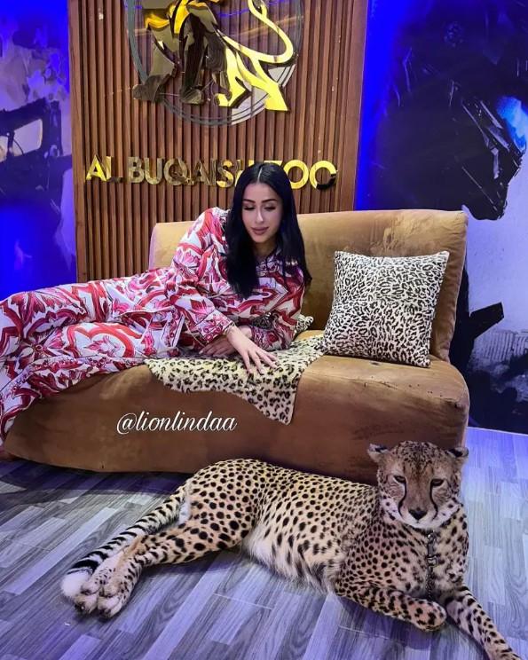 国外一名23岁的女网红嫁给迪拜的超级富豪，她常在社群媒体上炫富，近期更表示自己一