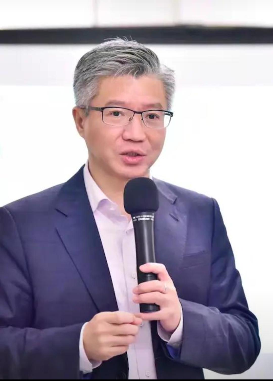 项立刚扬言要与复旦大学陆雄文先生打擂台，还喊话让网友把他的观点传达给陆先生。
首