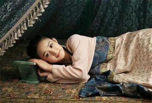 古人睡觉时爱用瓷枕，不难受吗？别被古装剧骗了！其实它是宋朝女子的“夏日神器”。瓷