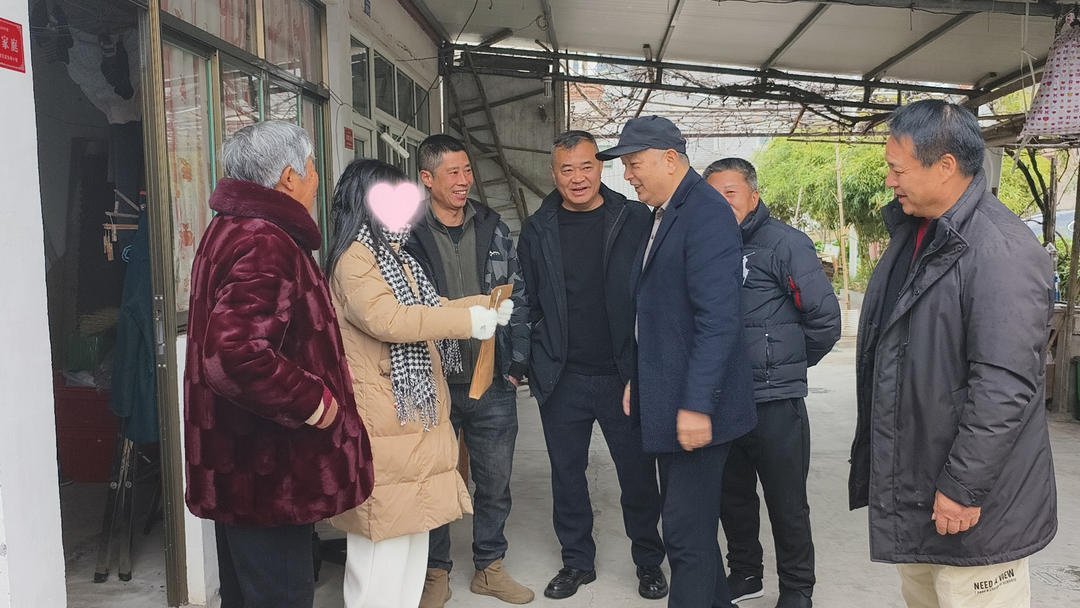 宁波北仑宝莲姐姐13年新春送暖不停步淋过雨，便想为他人撑伞！宁波北仑 “宝莲姐姐