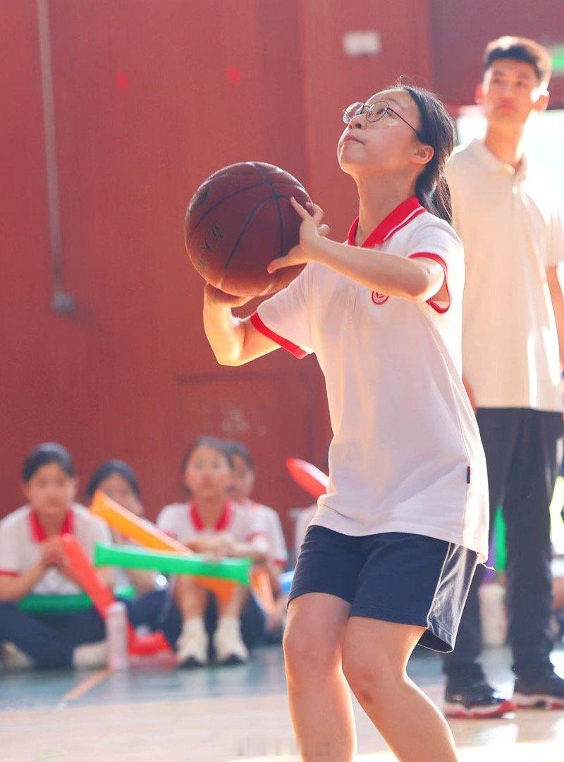 宁波班BA总决赛少年热血逐梦赛场 6 月 1 日 ， 镇 海 区 立 人 中 学