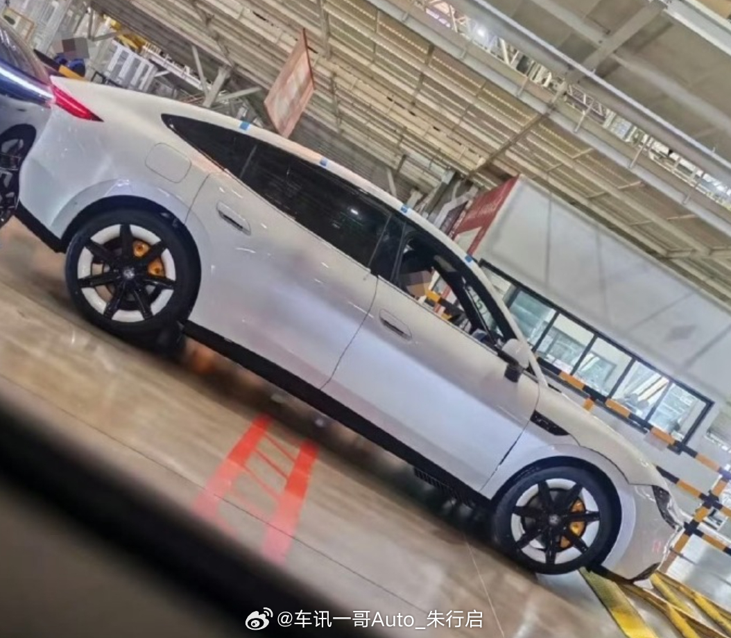 MG07的无伪装谍照图曝光看起来有点像是小号的蔚来ET9就是它的轮胎设计感觉像玩