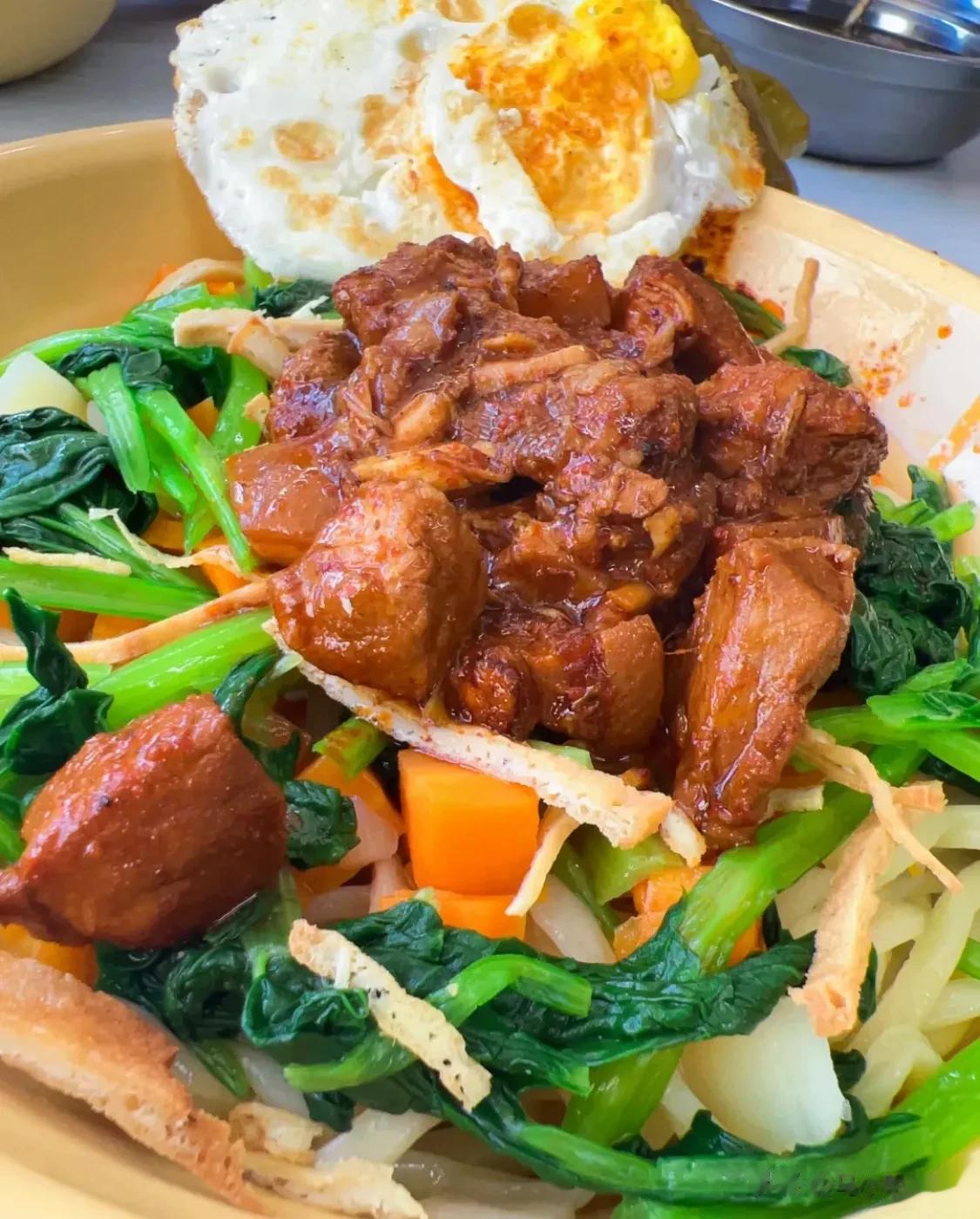  十几块钱一大碗的干拌臊子面，一大勺子卤肉，食客满堂，排队队买单取餐，这是一家我